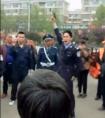 河南臨潁警方鳴槍震懾醫鬧 堪比現實穿越火線 女子當場嚇跪