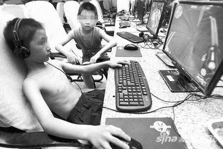 2016最牛照片曝光10歲男孩赤身玩穿越火線