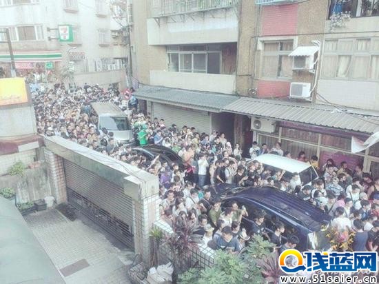 本來就不寬的街道被玩家堵得水泄不通
