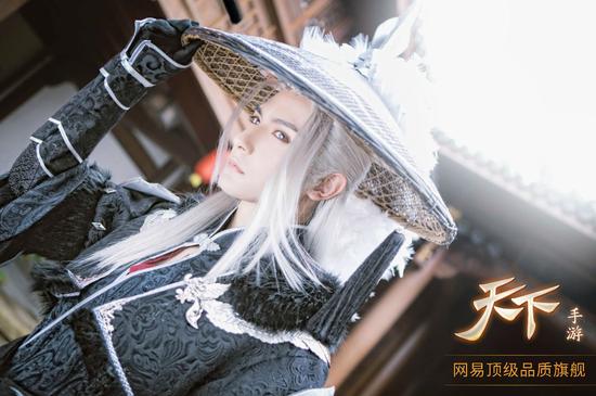 《天下》手游 攜304男神 女王要你舔屏