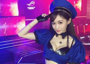 很胸？香港“電玩女神”COS皮城女警來(lái)襲！