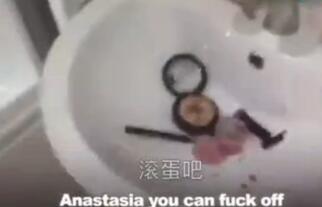 外國小伙直播摧毀女友化妝品全過程  女友回來后.....