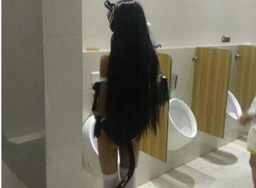 男廁所遇萌妹子：你怎么辦？
