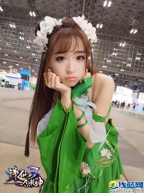 美女COSER現場表演