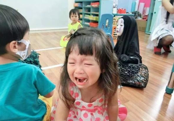 臺灣小蘿莉COS無臉男妝容  太過逼真竟嚇哭女同學
