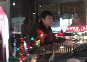 公交小哥神似王思聰曝光   網友：開的都是百萬的車！