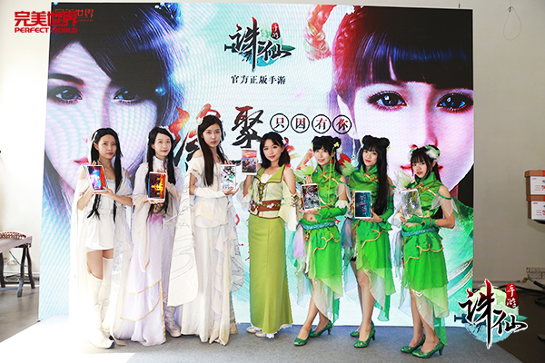 圖片: 圖2：美女coser碧瑤雪琪用華為平板M3體驗《誅仙手游》.jpg