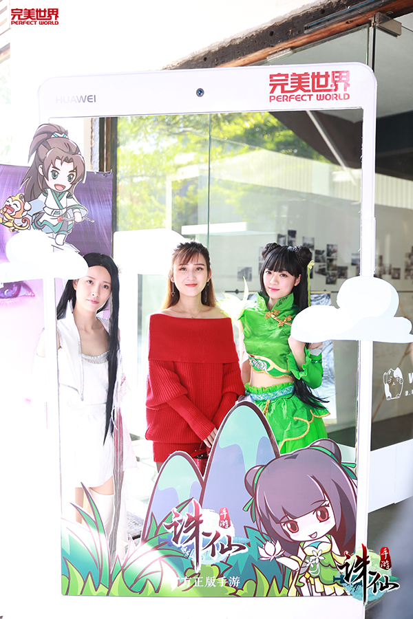 圖片: 圖4：美女玩家與碧瑤雪琪coser合影.jpg