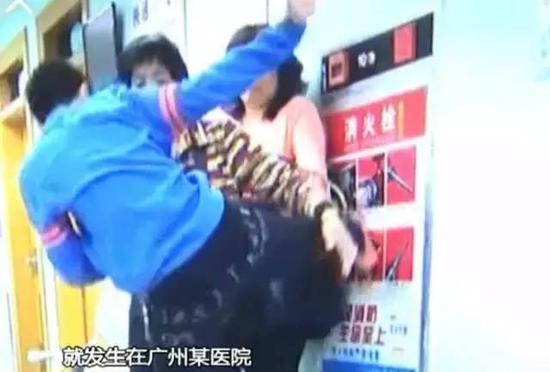 手游讓人叛逆 男孩連續多次踹媽媽 只是因為不讓他玩手機