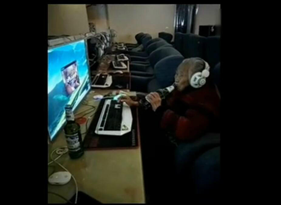 網吧“驚現”80歲老太太，喝酒唱歌玩游戲一樣不落！？
