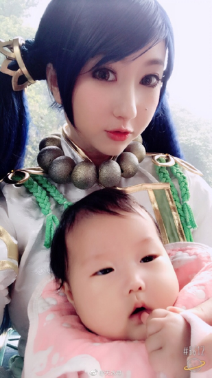 天水夫妻帶娃COS《鎮魔曲》手游圣修X御靈