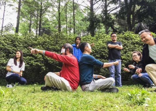 馬云也“翹班”？還被抓拍到蒙眼做游戲！