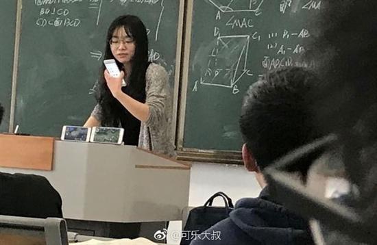 女老師看學(xué)生掛機(jī)被舉報(bào) 學(xué)生上課玩王者榮耀