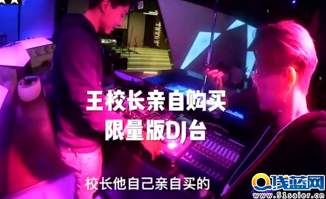 王思聰開“網吧”：抓一個娃娃上萬，玩1小時...