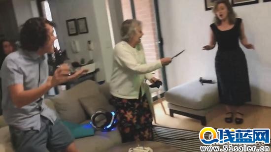 80岁奶奶玩VR吓得混淆虚拟与现实 摘头盔后真开枪