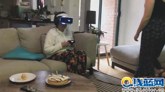 奶奶玩VR 80岁奶奶玩VR吓得混淆虚拟与现实 摘头盔后真开枪
