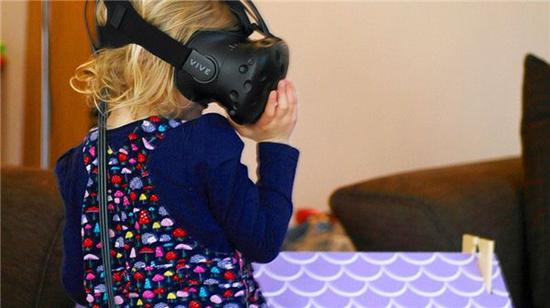 VR头盔 爸爸让VR里让布娃娃活了 女儿看完萌萌哒