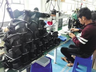 2017年2月9日，东莞市，某VR头盔生产组装工厂。