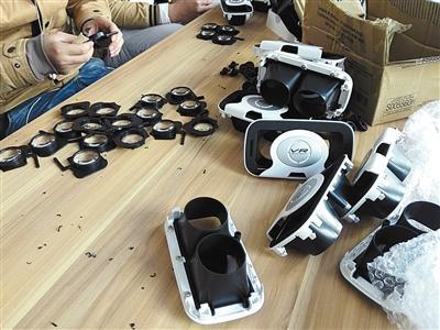 2017年2月9日，东莞一家工厂中，工作人员正将镜片装入VR盒子中。