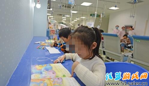 可憐這些在“書香一角”掛水的孩子，他們很多只是咳嗽、發燒而已