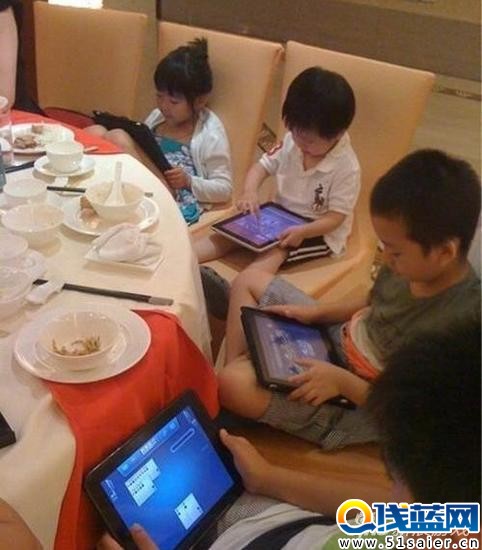 不少孩子沉迷手機游戲
