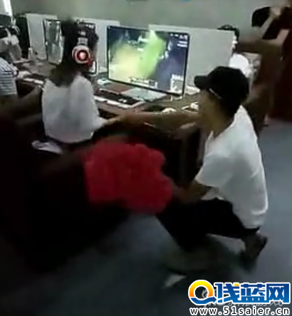 男子在女友玩游戲時準備求婚