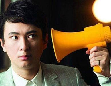 王思聰豪宅臥室首次曝光  喜歡小黑屋里打游戲