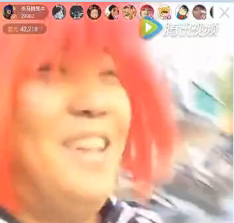 殺馬特惡搞  網(wǎng)吧關LOL玩家電腦被狂揍