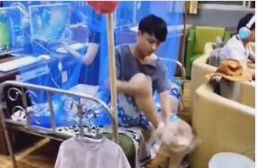LOL最強玩家：帶床住網吧 洗完腳開黑！