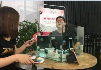 丁磊首次直播   居然把iPhone7泡在水里……