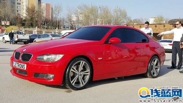 歪果仁造出真實(shí)變形金剛 寶馬一鍵秒變汽車人