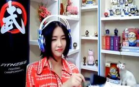 圍觀！LOLMiss直播吃鍵盤