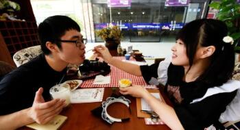 美女大學生咖啡館穿女仆裝喂飯、陪玩？真相竟是...