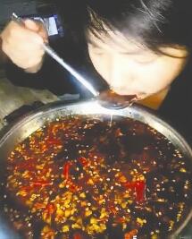 不作死就不會(huì)死！ 四川小伙喝辣椒油險(xiǎn)喪命成網(wǎng)紅