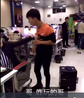 男子進(jìn)網(wǎng)吧喊麥求學(xué)LOL 卻被人…
