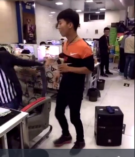 男子進(jìn)網(wǎng)吧喊麥求學(xué)LOL 卻被人…