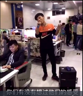男子進(jìn)網(wǎng)吧喊麥求學(xué)LOL 卻被人…