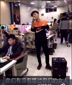 男子進(jìn)網(wǎng)吧喊麥求學(xué)LOL 卻被人…