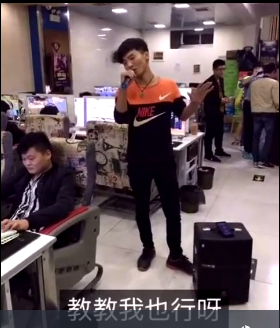 男子進(jìn)網(wǎng)吧喊麥求學(xué)LOL 卻被人…