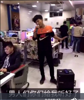 男子進(jìn)網(wǎng)吧喊麥求學(xué)LOL 卻被人…