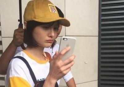  可愛嗎？鄭爽戴黃帽秒變櫻桃小丸子