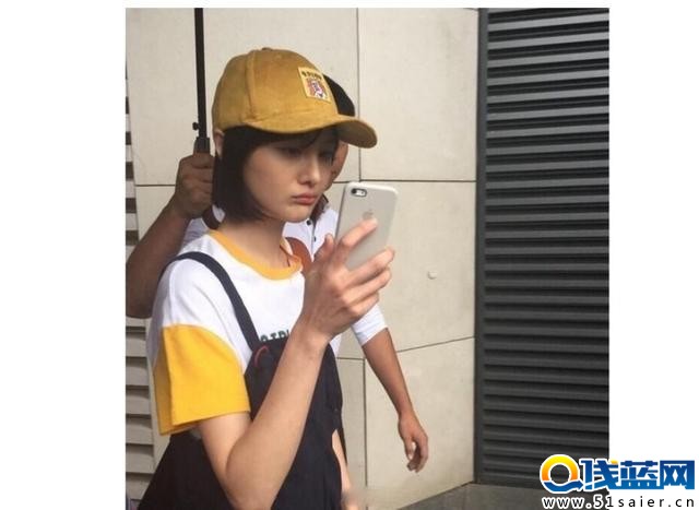 被萌到了嗎？鄭爽戴黃帽秒變櫻桃小丸子！