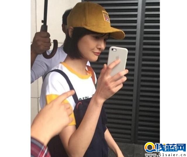 被萌到了嗎？鄭爽戴黃帽秒變櫻桃小丸子！