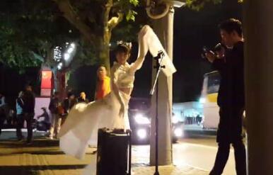 游戲女主播郭mini半夜街頭賣藝  網友：過期了？