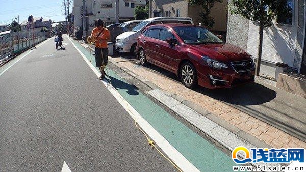 神了！日本一男子為充電玩手游接出200米電源線