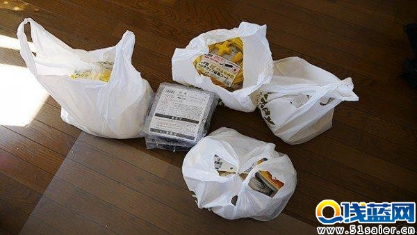 神了！日本一男子為充電玩手游接出200米電源線