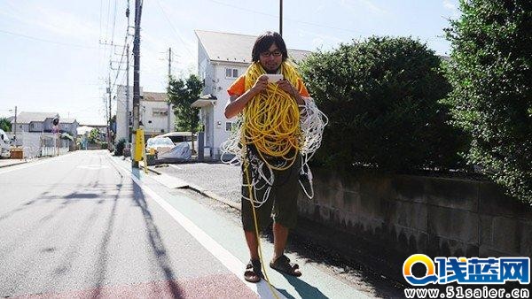 神了！日本一男子为充电玩手游接出200米电源线