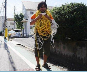神人制造！日本一男子为充电玩手游接出200米电源线