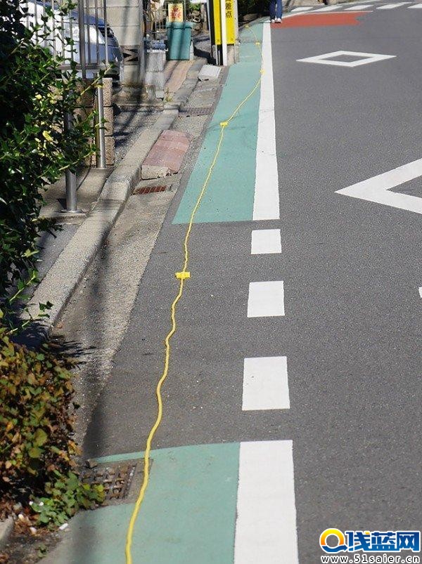 神了！日本一男子為充電玩手游接出200米電源線