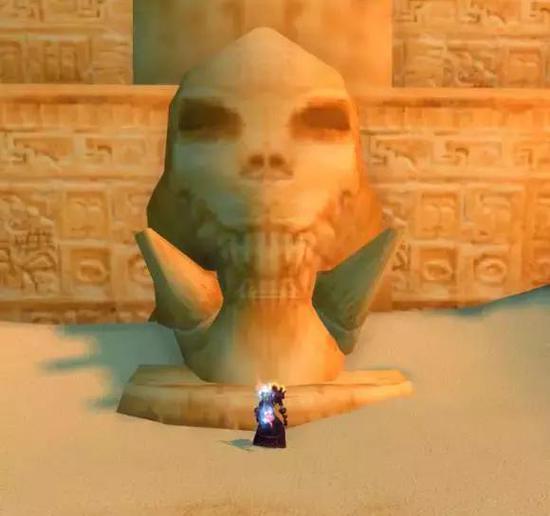　　但唯独最终boss旁边的石雕下却是用白骨堆砌的烛台，多少玩家打完就匆匆出本而忽略了呢
